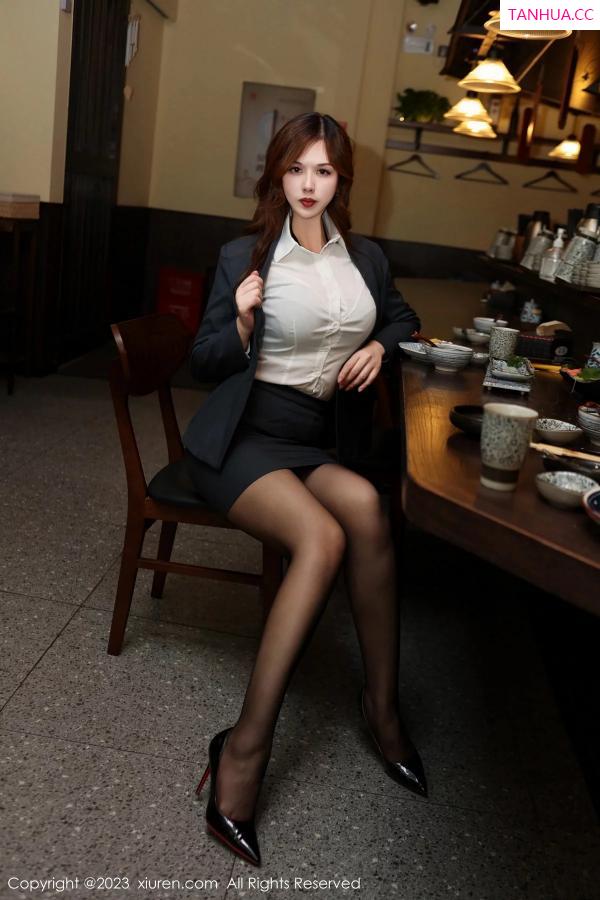 月野兔美妞 贵贵Isabelle [XiuRen]高清写真图 2023.12.13 No.7801 月野兔美妞 黑丝美腿第2张图片